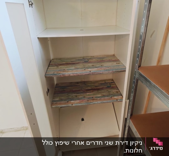 ארון פתוח עם מדפים ריקים ורצפת קרמיקה